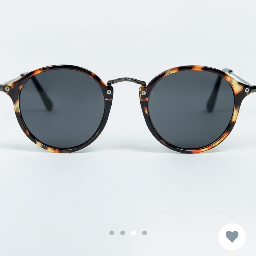 Round tortoiseshell sunglasses
